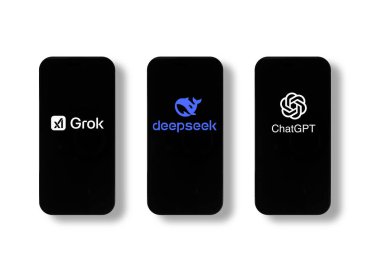 Grok, ChatGPT ve Deepseek işaretli telefon ekranı. Kaunas, Litvanya 2025 02 17
