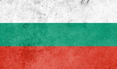 Bulgaristan bayrağı beton duvara boyanmış
