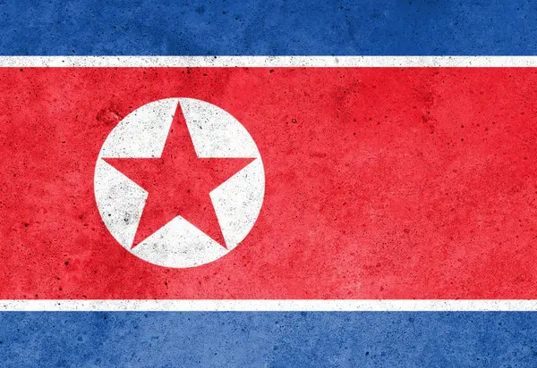 Beton duvarda Kuzey Kore bayrağı