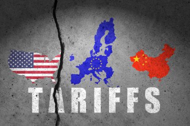 Kırık duvarda ABD, AB ve Çin 'in bayrak haritası var. Çin, Avrupa Birliği ve Amerika Birleşik Devletleri ticaret ve gümrük vergileri savaşı.