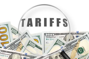 Beyaz bir arkaplanda yüz dolarlık banknotlar. Büyüteçle bak