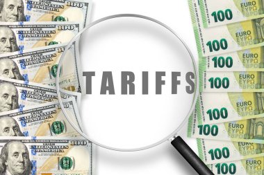 Beyaz bir zemin üzerinde yüz dolar ve euro banknotlar TARIFFS kelime ile. Büyüteçle bak