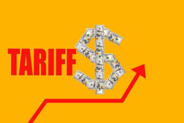 Beyaz arkaplandaki yüz dolarlık banknotların TARIFFS sözcüğüyle imzası.