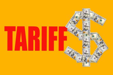 Beyaz arkaplandaki yüz dolarlık banknotların TARIFFS sözcüğüyle imzası.
