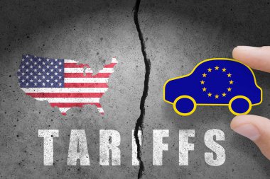 Kırık duvara Amerikan bayrağı çizilmiş. Avrupa Birliği ve Amerika Birleşik Devletleri ticaret ve gümrük vergileri savaşı.