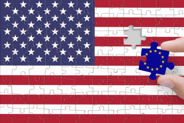 ABD ve AB bayraklarından yapılmış bulmacalar. Avrupa Birliği ve Amerika Birleşik Devletleri ticaret ve gümrük vergileri savaşı.