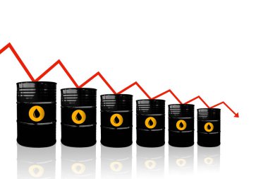 Ham petrol fiyatları düşüyor. Yumuşak yansımalı beyaz bir zemin üzerinde ham petrol varilleri