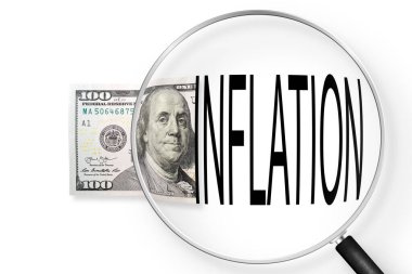 Beyaz arka planda 100 dolarlık banknot. Büyüteçle bak. Dolar döviz kuru ve enflasyon