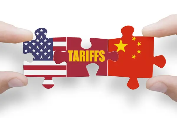 Amerika Birleşik Devletleri ve Çin bayraklarından yapılmış bulmaca.