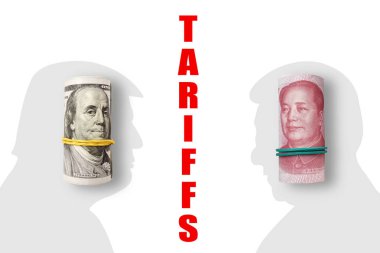 Beyaz arka planda 100 dolar ve 100 yuan. ABD ve Çin ticaret ve gümrük vergileri savaşı. Ekonomik kriz, enflasyon ve emtia fiyatları kavramı