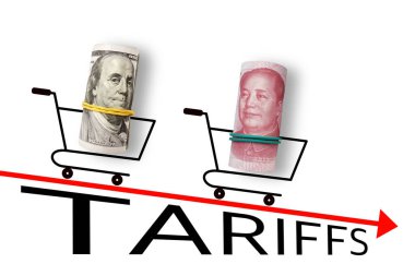 Beyaz arka planda 100 dolar ve 100 yuan. Gümrük tarifeli. ABD ve Çin ticaret ve gümrük vergileri savaşı. Ekonomik kriz, enflasyon ve emtia fiyatları kavramı