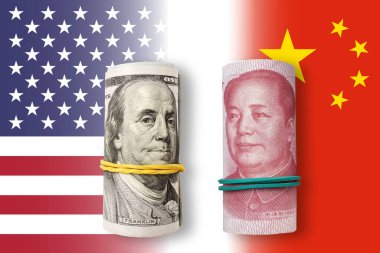 100 dolar ve 100 yuan Amerikan ve Çin 'in bayraklarında. ABD ve Çin ticaret, görev, gümrük ve gümrük vergileri savaşı