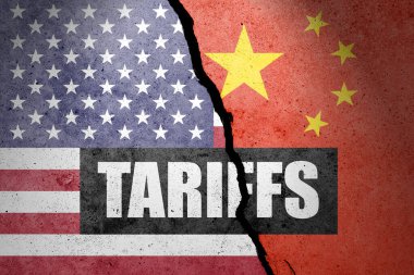 ABD ve Çin bayrakları beton duvara TARIFFS ile boyanmış. Görev, ticaret, gümrük ve gümrük vergileri savaşı