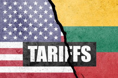 Beton duvara TARIFFS sözcüğüyle ABD ve Litvanya bayrakları boyanmış. Görev, ticaret, gümrük ve gümrük vergileri savaşı