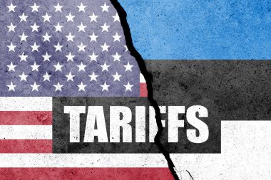 Beton duvara ABD ve Estonya bayrakları ve TARIFFS sözcüğüyle boyanmış. Görev, ticaret, gümrük ve gümrük vergileri savaşı