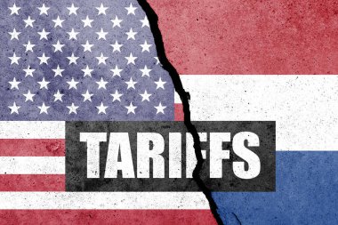Beton duvara TARIFFS sözcüğüyle ABD ve Hollanda bayrakları boyanmış. Görev, ticaret, gümrük ve gümrük vergileri savaşı