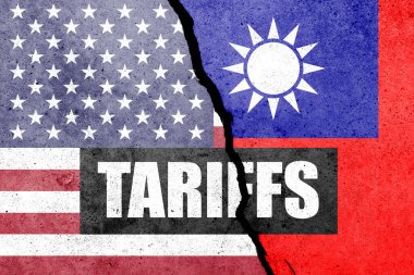 Beton duvara TARIFFS sözcüğüyle ABD ve Tayvan bayrakları boyanmış. Görev, ticaret, gümrük ve gümrük vergileri savaşı
