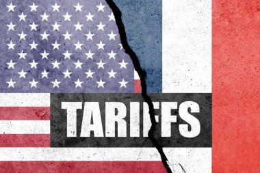 Beton duvara TARIFFS yazılı ABD ve Fransa bayrakları. Görev, ticaret, gümrük ve gümrük vergileri savaşı