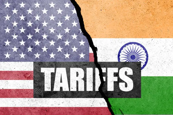 Beton duvara TARIFFS sözcüğüyle ABD ve Hindistan bayrakları boyanmış. Görev, ticaret, gümrük ve gümrük vergileri savaşı