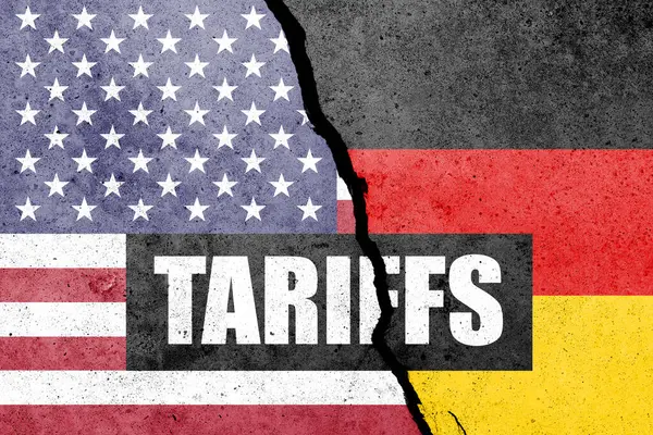 Beton duvara TARIFFS sözcüğüyle ABD ve Almanya bayrakları boyanmış. Görev, ticaret, gümrük ve gümrük vergileri savaşı