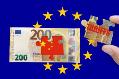 TARIFFS ve Çin bayrağıyla izole edilmiş 200 avroluk banknot. Ekonomi, görev, vergiler ve ticaret savaşı kavramı