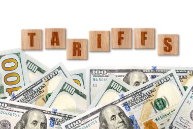 Beyaz bir arka planda 100 dolar ve TARIFFS sözcüğü var. Ticaret, görev, gümrük ve gümrük vergisi savaşı