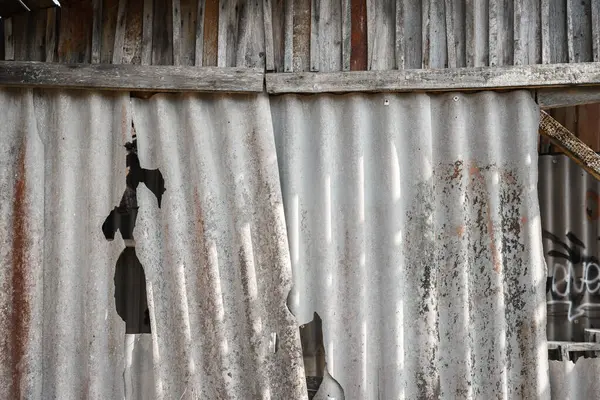 Eski ve çok tehlikeli asbest çatı. Çevrede asbest tozu var. Asbest temizleme