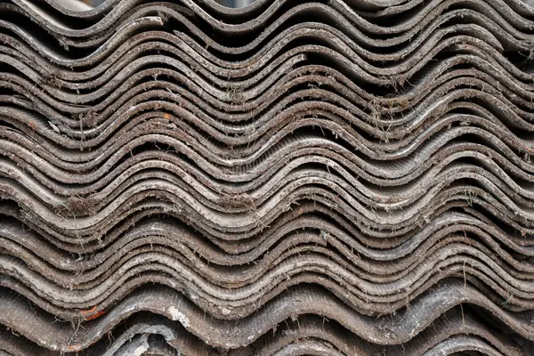 Eski ve çok tehlikeli asbest çatı. Çevrede asbest tozu var. Asbest temizleme