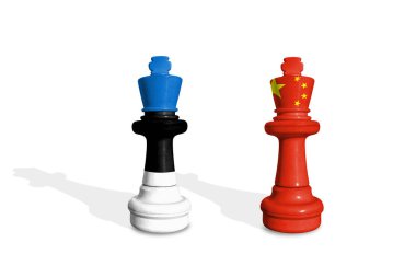Satranç Estonya ve Çin bayraklarından yapılmıştır. Ticaret, görev, gümrük ve gümrük vergisi savaşı