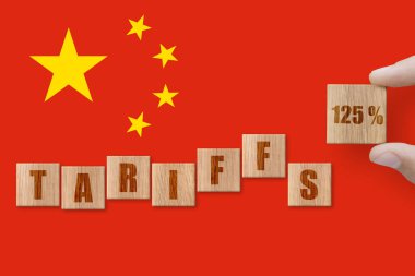 Tahta bloklar, Çin bayrağı arka planında TARIFFS sözcüğü var. Ticaret, görev, gümrük ve gümrük vergisi savaşı