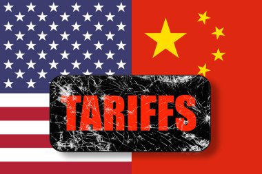 Çin ve ABD bayrakları üzerinde çatlak ekranlı siyah dokunmatik telefon. TARIFFS kelimesiyle. Ticaret, görev, gümrük ve gümrük vergisi savaşı