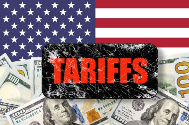Amerikan bayrağında çatlak ekranlı siyah dokunmatik telefon ve dolar arkaplanı TARIFFS ile. Ticaret, görev, gümrük ve gümrük vergisi savaşı