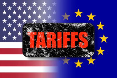 ABD ve AB bayraklarının arka planında kırık ekranlı siyah dokunmatik telefon. Ticaret, görev, gümrük ve gümrük vergisi savaşı