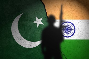 Pakistan ve Hindistan 'ın bayrakları beton duvara asker gölgesi ile boyanmış..