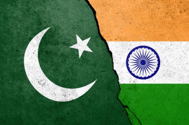 Beton duvarda Pakistan ve Hindistan 'ın bayrakları 