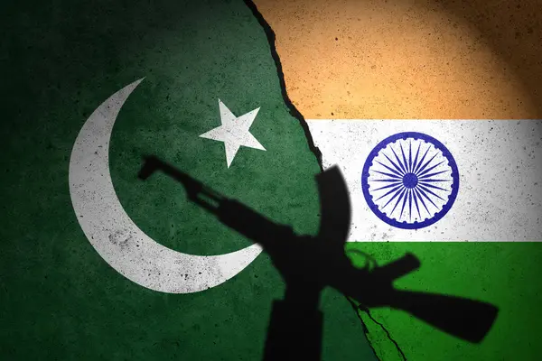 Pakistan ve Hindistan 'ın bayrakları beton duvara asker gölgesi ile boyanmış..