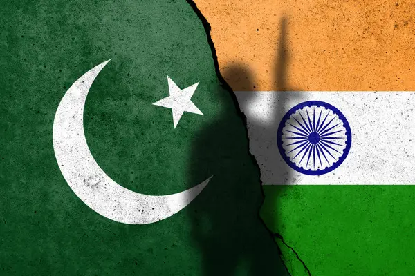 Pakistan ve Hindistan 'ın bayrakları beton duvara asker gölgesi ile boyanmış..