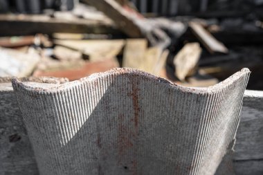 Eski ve çok tehlikeli asbest çatı. Çevrede asbest tozu var. Asbest temizleme