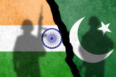 Hindistan ve Pakistan 'ın bayrakları beton duvara asker gölgesi ile boyanmış..