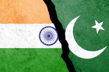 Beton duvarda Hindistan ve Pakistan bayrakları 