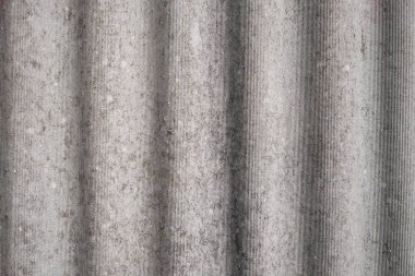 Eski ve çok tehlikeli asbest çatı. Çevrede asbest tozu var. Asbest temizleme