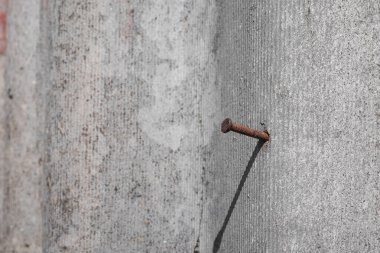 Eski ve çok tehlikeli asbest çatı. Çevrede asbest tozu var. Asbest temizleme