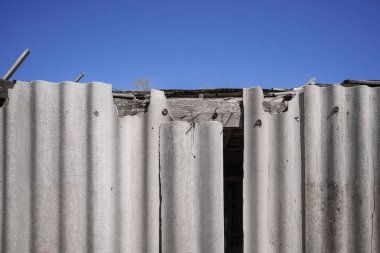 Eski ve çok tehlikeli asbest çatı. Çevrede asbest tozu var. Asbest temizleme