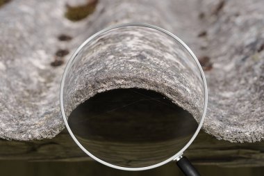 Eski ve çok tehlikeli asbest çatı. Çevrede asbest tozu var. Asbest temizleme