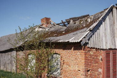 Eski ve çok tehlikeli asbest çatı. Çevrede asbest tozu var. Asbest temizleme