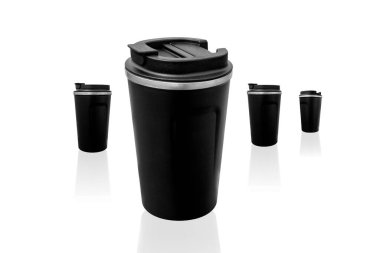 Çay için siyah termo bardak ya da beyaz arka planda kahve. Sıcak içecek termosu kupası.