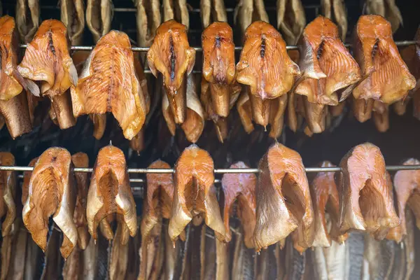 Tütsühanede balık tüttürmek. Tütsülenmiş alabalık ve somon balığı.