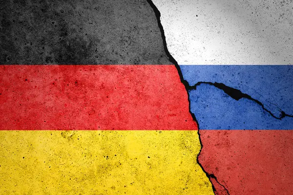 Kırık duvarda Almanya ve Rusya 'nın bayrakları 