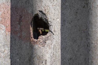 Eski ve çok tehlikeli asbest çatı. Çevrede asbest tozu var. Asbest temizleme