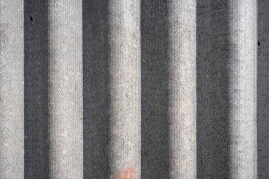 Eski ve çok tehlikeli asbest çatı. Çevrede asbest tozu var. Asbest temizleme
